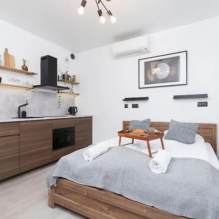 Lunar Halo Studio - Ac & Balcony - Main Station Appartement